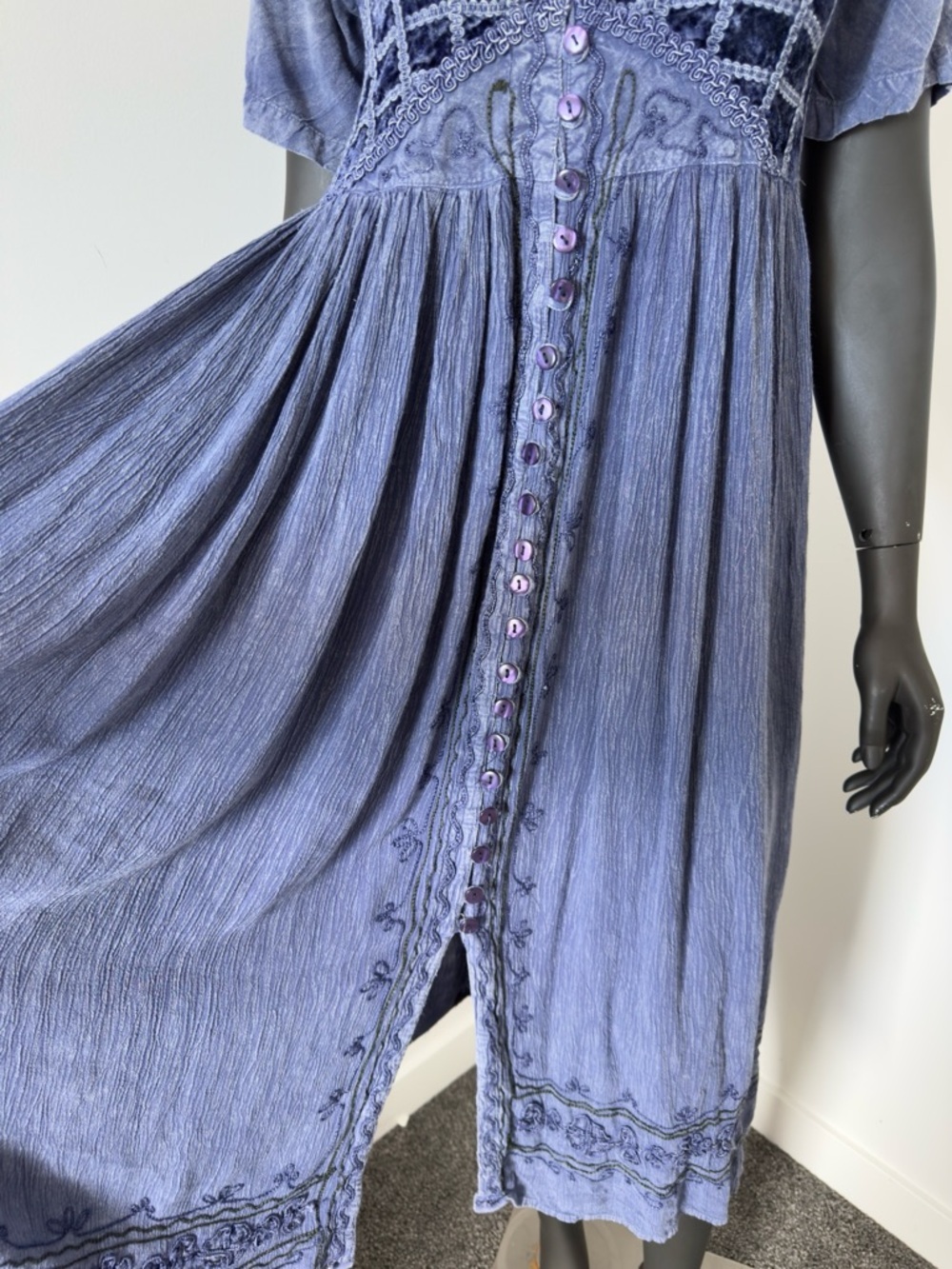 298. VTG Blue Embroidered Button-Front Velour Women's Dress - Picture 4 of 11